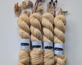 Tea & Honey - Fio tingido à mão - Lã merino orgânica não superwash, espessura fingering, ideal para tricô, crochê e artesanato. Fio tingido artesanalmente.