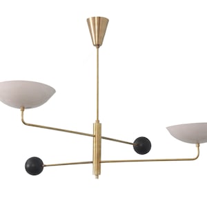 2-ljus böjd pendellampa i rå mässing, mid-century modern, Sputnik-krona