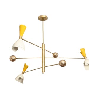 Lámpara colgante Sputnik de latón crudo de mediados de siglo con tres luces y pantalla de corte