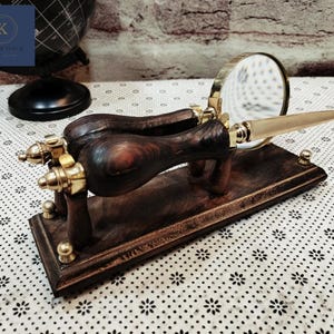 Lupa de latón personalizada con abrecartas sobre soporte de madera. Base de madera grabada personalizada con tu mensaje. Regalo de Navidad.