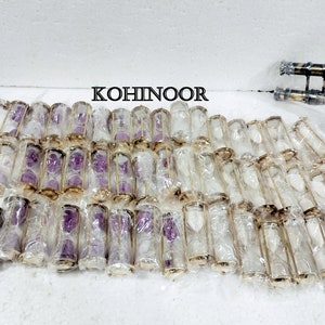 K&ouml;nnte beinhalten: Eine Gruppe von 30 kleinen, durchsichtigen Sanduhren-Anh&auml;ngern aus Glas mit goldfarbenen Metallrahmen und violettem Sand. Die Sanduhren sind in einzelnen Plastikt&uuml;ten verpackt.