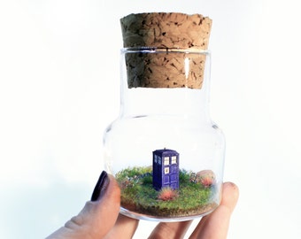 Miniatura TARDIS di Dr Who realizzata a mano, Diorama di Doctor Who in barattolo di vetro, arredamento per ufficio fantascientifico, arte da collezione Geeky unica e regalo Whovian