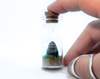 Tiny Spirited Away Charm in een glazen fles | Mini Dosojin beeld Japanse Jizo | Klein Studio Ghibli-cadeau dat fans zeker zullen waarderen