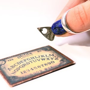 Antikes Ouija Brett für Horror Puppenhaus Möbel oder Gothic Puppenhaus Design. Winzige Talking Board Miniatur Okkultes Geschenk für Wicca Liebhaber