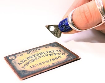 Mini Ouija-bord voor horror poppenhuismeubilair of gotisch poppenhuisontwerp. Tiny Talking Board Miniatuur Occult Thema Cadeau voor Wicca Liefhebbers