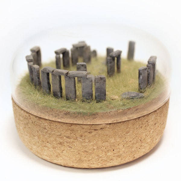 Diorama de Stonehenge magnifiquement fait main avec dôme en verre | Ce monument miniature mystique de l'Angleterre peut désormais être dans votre salon !
