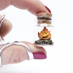 Handgemaakte calciferenminiatuur in glazen fles op een vuur | Howl's Moving Castle Geïnspireerd door Studio Ghibli | Kawaii Anime Decor Uniek Geeky Cadeau
