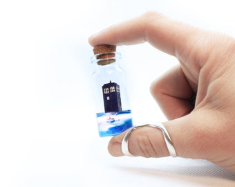 Mini scultura Tardis fatta a mano / Arredamento unico da scrivania Doctor Who per Whovian! Arte in resina Geeky fatta a mano, il miglior regalo nerd per case accoglienti