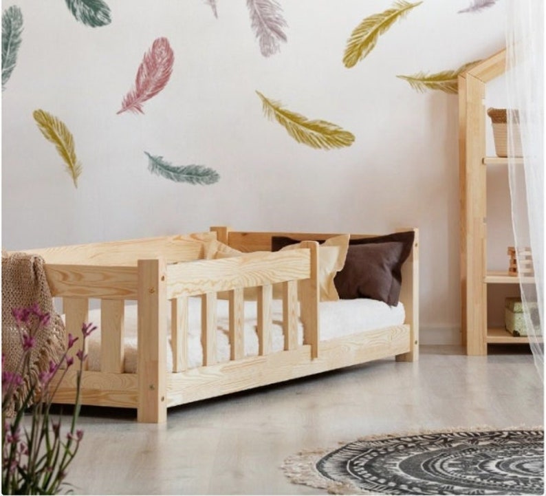 Kleinkinderbett, Holzbett, Montessori-Bett, handgefertigtes Bett für Kleinkinder,Kinderbett,Kinderzimmer, Kleinkinderbett mit Schienen Bild 1