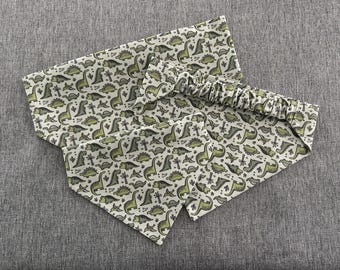 Grüne Mini Dinosaurier Scrunchie Hundehalstuch