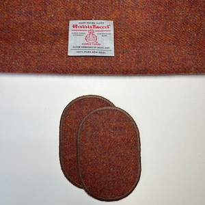 Può includere: Due toppe per gomiti in tweed marrone con cuciture marroni. Le toppe sono realizzate in Harris Tweed, un tessuto tessuto nelle Ebridi Esterne della Scozia. L'etichetta recita "Hand Woven Cloth Harris Tweed Harris Tweed Authority Certification Mark Harris Tweed Outer Hebrides of Scotland 100% Pure New Wool."