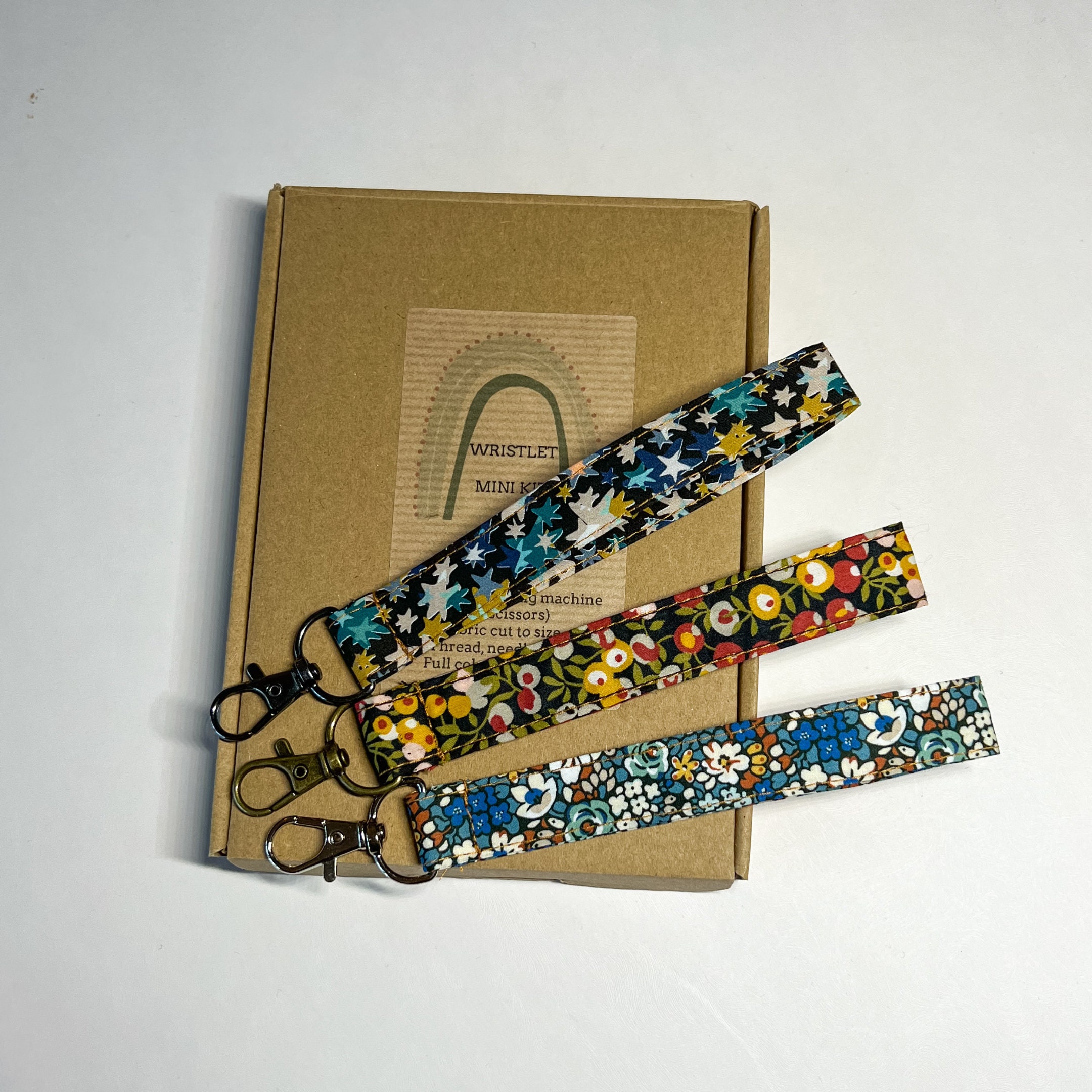 Haz 3 llaveros de pulsera en Liberty Tana Lawn, kit de llaveros de tela, kit de costura para principiantes, kit de manualidades para regalar fácilmente.