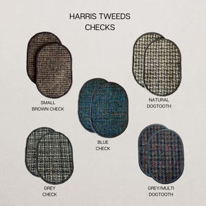 Può includere: Cinque paia di toppe in tessuto Harris Tweeds di forma ovale con vari motivi e colori, etichettate come Small Brown Check, Natural Dogtooth, Blue Check, Grey Check e Grey/Multi Dogtooth. Ogni toppa presenta una finitura tessuta testurizzata.
