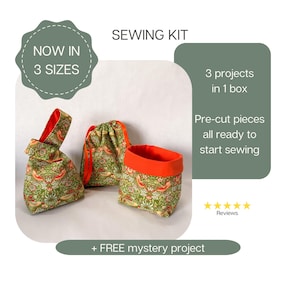 Puede incluir: Un kit de costura con tres bolsas de tela con un estampado floral verde y naranja. Las bolsas tienen diferentes formas y tamaños. El texto de la imagen dice "KIT DE COSTURA", "AHORA EN 3 TAMAÑOS" y "3 proyectos en 1 caja".