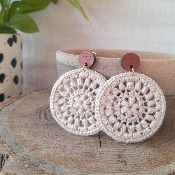 Mandala bloemenoorbellen, gehaakte oorbellen, Boho oorbellen, houten oorbellen, statement oorbellen, cadeau voor haar, lichtgewicht oorbellen