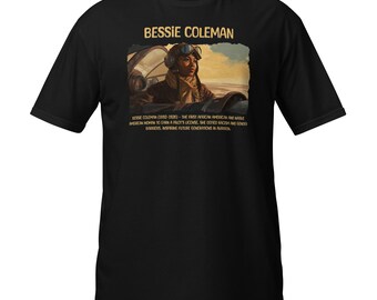 Puede incluir: Camiseta negra con una foto de Bessie Coleman, la primera mujer afroamericana e indígena americana en obtener una licencia de piloto. El texto "BESSIE COLEMAN" está en la parte superior de la imagen. El texto debajo de la foto dice: "BESSIE COLEMAN (1892-1926) - LA PRIMERA MUJER AFROAMERICANA E INDÍGENA AMERICANA EN OBTENER UNA LICENCIA DE PILOTO. ELLA DESAFIÓ LAS BARRERAS RACIALES Y DE GÉNERO, INSPIRANDO A LAS FUTURAS GENERACIONES EN LA AVIACIÓN."