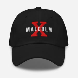Puede incluir: Gorra de béisbol negra con una "X" bordada en rojo y la palabra "MALCOLM" en letras blancas.
