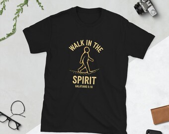 Camiseta unisex de manga corta con versículo bíblico "Camina en el Espíritu" - Fe cristiana inspiradora