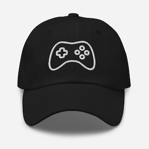 Puede incluir: Una gorra de béisbol negra con un icono de mando de juego bordado en blanco.