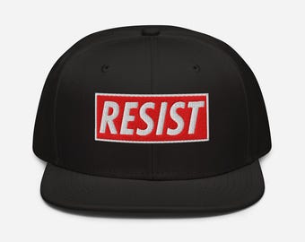 "Besticktes ""Resist"" Snapback Cap."