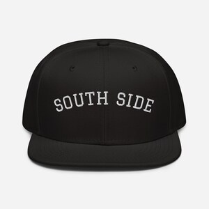 South Side Broderad Snapback-keps | Svart Flat Bill-keps