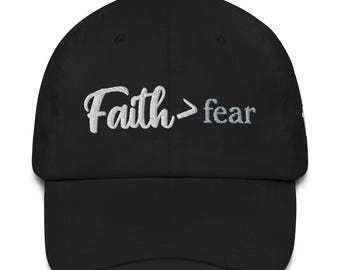 Puede incluir: Gorra de béisbol negra con texto bordado en blanco que dice "Faith > fear".