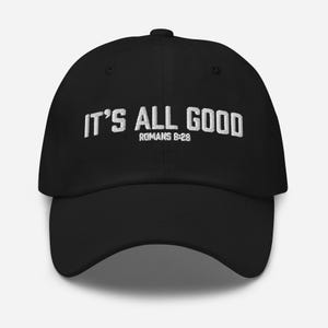 Può includere: Cappellino da baseball nero con testo ricamato in bianco che recita "IT'S ALL GOOD" e "ROMANS 8:28".