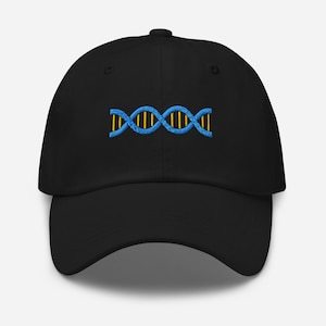 Op de afbeelding: Zwarte baseballcap met een geborduurd DNA-dubbele helix ontwerp in blauw en geel. De cap heeft een gebogen klep en een verstelbare band. Een modieus accessoire voor wetenschapsliefhebbers.