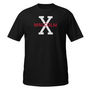 Puede incluir: Camiseta negra con una "X" blanca y la palabra "MALCOLM" en letras rojas.