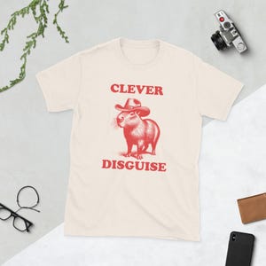 Capybara Bandit: Uma hilariante camiseta unissex de manga curta com tema de faroeste