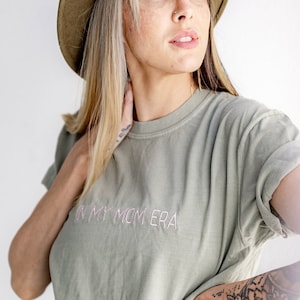 Camiseta bordada personalizada en mi época - Camiseta personalizada con colores cómodos - En mi era de lectura - Era de mamá - Era de papá - Camiseta personalizada - Era personalizada