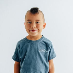 Camiseta bordada Comfort Colors Youth Kids - Camiseta com nome curvo - Camiseta bordada para crianças - Personalizada - Apelido -