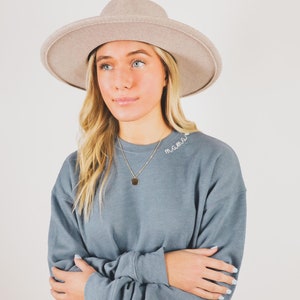 Bella Canvas Embroidered Neckline Crewneck Sweatshirt - Texto personalizado - Mama Sweater - Bordado de gola - Decote personalizado