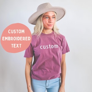 Koszulka z krótkim rękawem i haftem Comfort Colors - Dostosuj - Spersonalizowana koszulka - Cytat - Nazwa firmy -