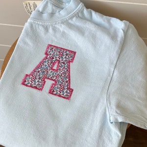 Jugend Kinder Komfort Farben Bestickte Applikation Kurzarm T-Shirt - Benutzerdefinierte Varsity Letter T-Shirt - Liberty of London T-Shirt - Monogramm Shirt