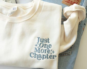 「Just One More Chapter」刺繍クルーネック - 心地よい読書好きのクルーネック - 本好きのスウェットシャツ - 読書好きの美的クルーネック - 心地よいセーター