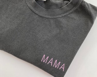 Comfort Farben Besticktes Mama Kurzarm Shirt - Individualisiert - Kleidungsstück gefärbt Kurzarm - Name Unisex - Mama T - Geschenke für Sie