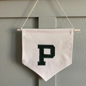 Banner inicial bordado personalizado - Pennant Flag Wall Hanging - Banner de nombre con monograma de lienzo - Decoración de la habitación de los niños - Boys Girls Room Wall Art