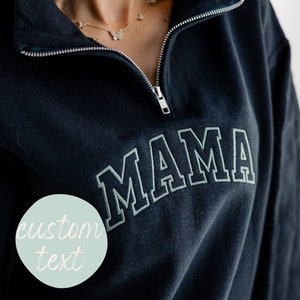 Sudadera universitaria con cremallera de un cuarto bordada personalizada - Texto personalizado - Mamá - Ropa escolar - Letras de molde - Jerséis - Despedida de soltera
