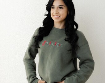 Sudadera navideña con cuello redondo y bordado de Bella Canvas Fa La La: lindo suéter navideño para mujer