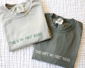 Camiseta bordada This is my First Rodeo - Camiseta engraçada - Isn't my First Rodeo - Camiseta country western rodeio - Camiseta festival - Minimalista
