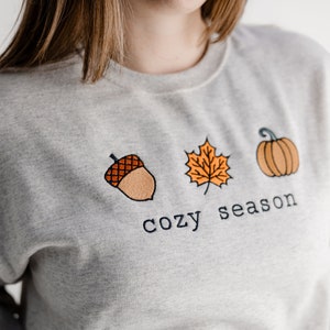 Gesticktes gemütliches Saison gesticktes Sweatshirt - Herbst-Pullover mit Rundhalsausschnitt - Kürbis-Sweatshirt Wetter - Süßes Herbst-Sweatshirt