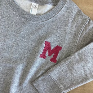 Sudadera juvenil con cuello redondo y letras universitarias bordadas personalizadas - Suéter personalizado con monograma para niños - LAT - Suéter con cuello redondo