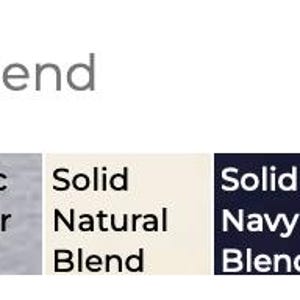 Pu&ograve; includere: L'immagine mostra una tabella dei colori con il testo "Color: Solid Red Blend". La tabella presenta varie opzioni di colore: Solid White Blend, Solid Black Blend, Athletic Heather Blend, Solid Natural Blend, Solid Navy Blend, Solid Pink Blend e Solid Red Blend.