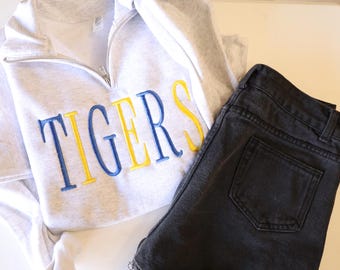 Sudadera con cremallera de un cuarto con el emblema del equipo bordado personalizado - Sudadera escolar personalizada con cremallera de un cuarto - Ropa deportiva multicolor con los colores del equipo