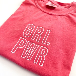Komfort Farben Mädchen Power T Shirt - Bestickte Kleidung für Mädchen - Jugend Individuelles Shirt - Affirmation - Positives Shirt - GRL PWR