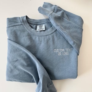 Komfortfarben Kundenspezifisches Logo besticktes Rundhals-Sweatshirt - Pullover Pullover - Einfaches Minimal - Benutzerdefinierter Text Personalisierte Phrase