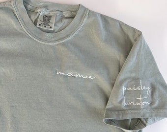 Komfort Farben Besticktes Mama Kurzarm-Shirt - Gestalten - Garment Dyed Kurzarm - Name - Individueller Kindername - Ärmelstickerei