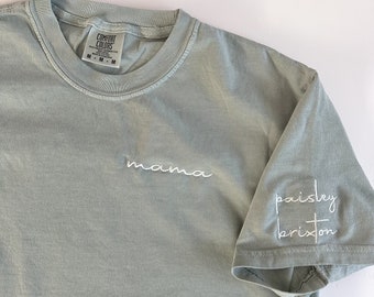 Maglietta a maniche corte ricamata Comfort Colors Mama - Personalizzabile - Manica corta tinta in capo - Nome - Nome personalizzato per bambini - Ricamo sulla manica