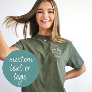 Camiseta de manga curta com texto personalizado bordado Comfort Colors - Personalize - Camiseta personalizada - Citação - Nome da empresa - Logotipo - Frase engraçada